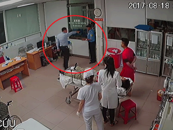 Vụ nữ bác sĩ bị hành hung tại bệnh viện: Đình chỉ 2 bảo vệ