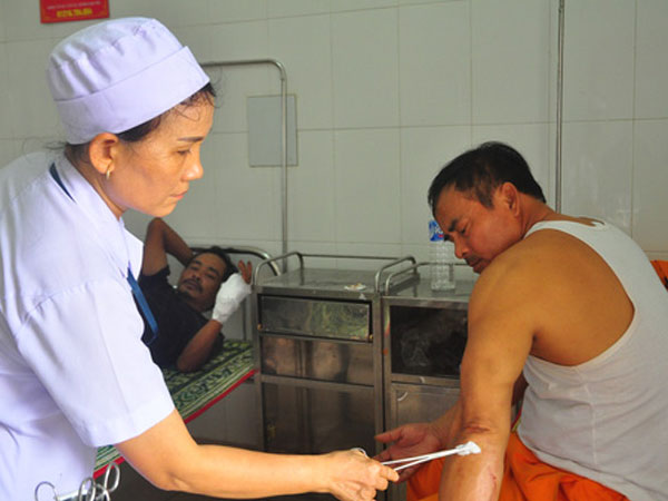 Bị cắt điện, dùng gậy hành hung nhân viên điện lực nhập viện