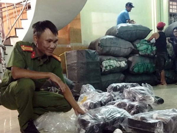 Chặn lô túi xách, áo quần hàng hiệu giả trên đường về TP.HCM