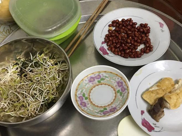 Đóng tiền ăn nghiêm túc mà mẹ chồng nấu cơm 3 món lèo tèo lạc đậu, con dâu chụp ảnh bêu ngay lên Facebook