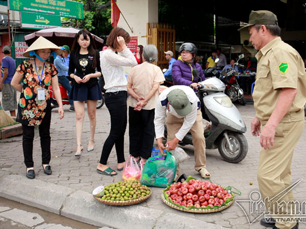 Hà Nội cấm bán hoa quả lòng đường, vỉa hè ở nội thành