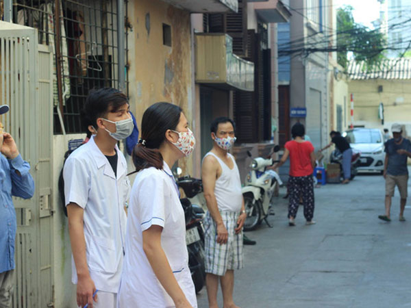 Hà Nội: Đi phun hóa chất diệt muỗi chống sốt xuất huyết, nữ cán bộ y tế bị đấm rách miệng