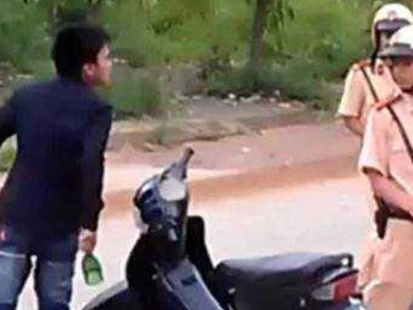 "Ma men" đầu trần dùng xà beng tấn công CSGT