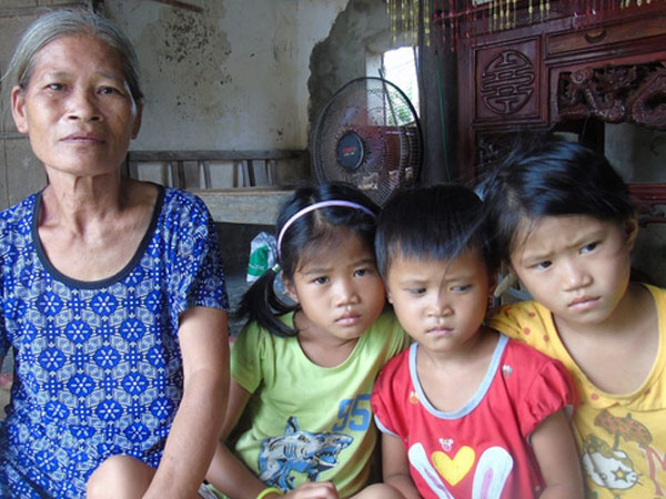 Mẹ mải mê chạy theo tình mới bỏ mặc 3 con thơ ngày ngày ra ngõ gào khóc ngóng trông mẹ