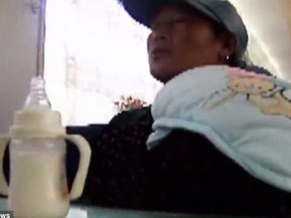 "Mẹ mìn" bắt cóc trẻ em bị cảnh sát tóm vì dùng nước lạnh pha sữa