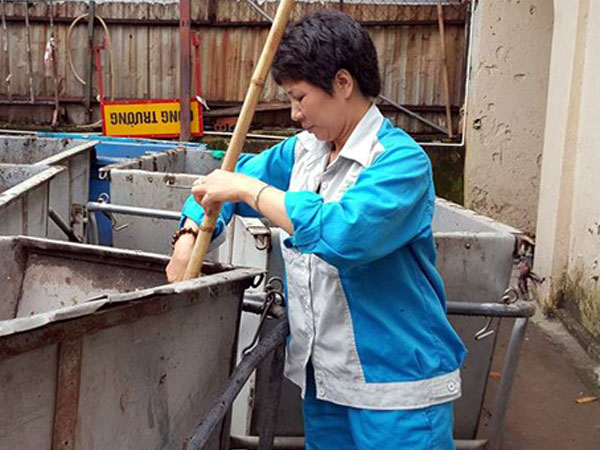 Người thanh niên xuất hiện trong đêm khiến nữ lao công rơi nước mắt