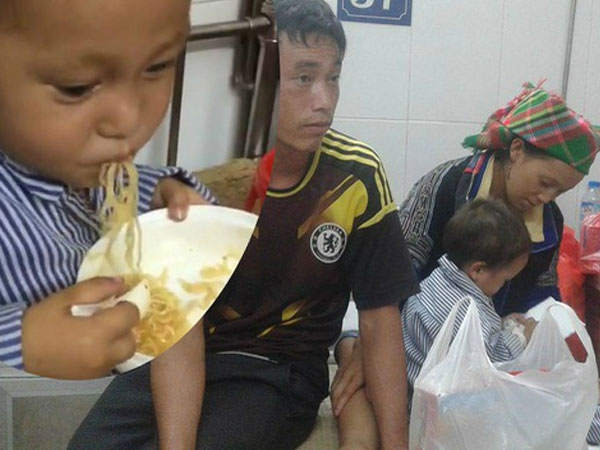 Nhói lòng hình ảnh cậu bé 3 tuổi người Mông vừa bị lũ cuốn mất nhà lại có nguy cơ mù mắt