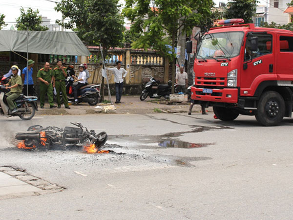 Hải Dương: Xe máy phát nổ, ba người thoát chết trong gang tấc