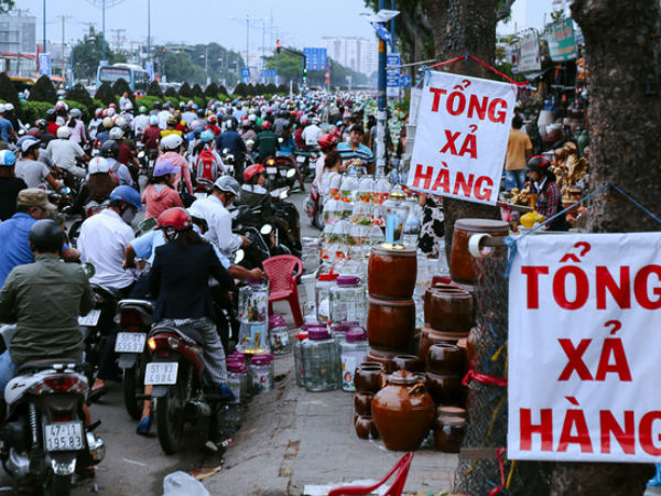 Hàng chục gian hàng gần sân bay Tân Sơn Nhất ồ ạt thanh lý chó, gà, cây cảnh, giao thông Sài Gòn hỗn loạn