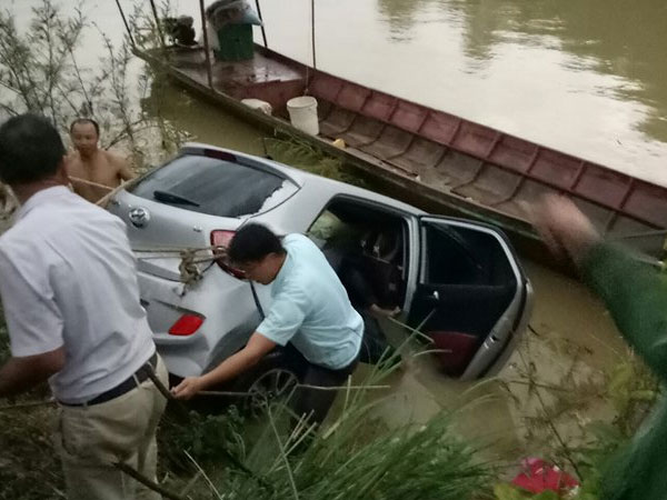 Người lái ô tô "bay" xuống hồ thủy điện Sơn La tử nạn là Bí thư xã