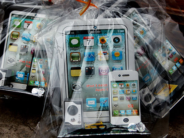"Xế hộp, iphone" ế ẩm, thời trang địa phủ thăng hoa tháng "cô hồn"