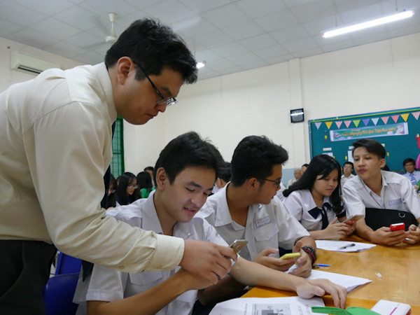 Cấm hay giám sát học sinh dùng điện thoại di động?