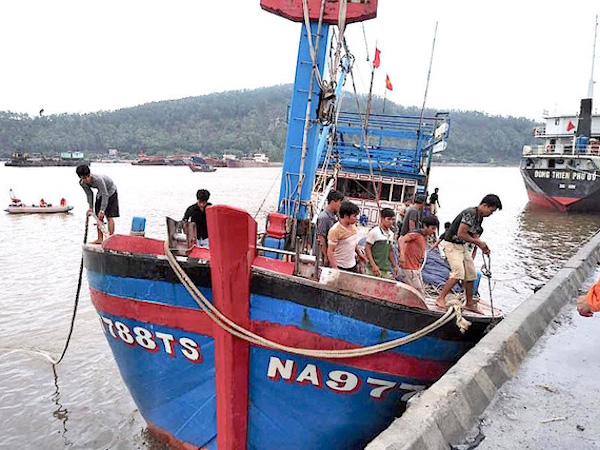 Cứu 19 ngư dân gặp nạn trên biển ngay trước bão số 7