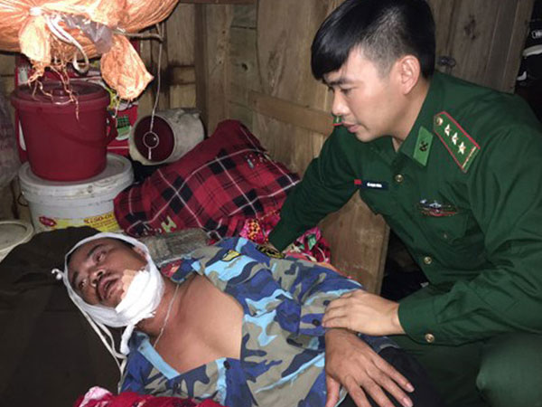 Cứu một thuyền viên trên biển bị dây cáp tời tuột bật vào mặt