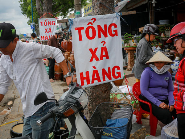 Ki-ốt quanh sân bay Tân Sơn Nhất hối hả xả hàng trả mặt bằng