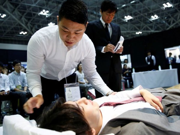 Xem người Nhật thi mặc quần áo cho... người chết