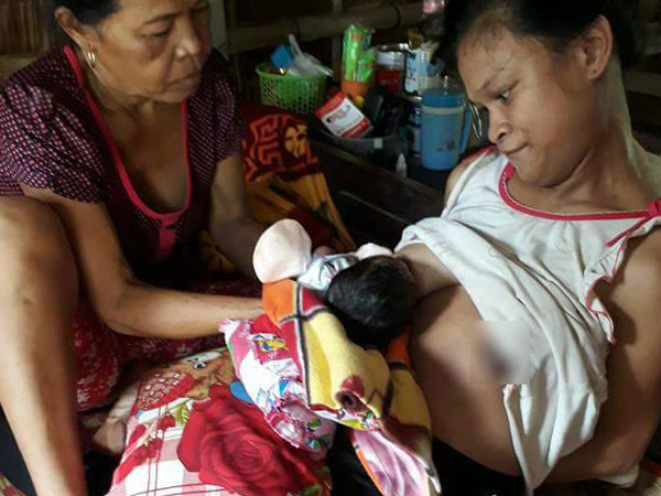 Xót cảnh "người mẹ điên" ú ớ chăm con gái 10 ngày tuổi không biết mặt bố là ai vì bị hiếp dâm