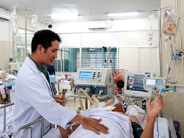 Bác sĩ bị cây đè ở Tiền Giang đã tỉnh nhưng chưa hết nguy hiểm