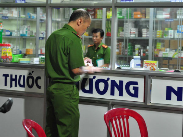 Bắt nghi can sát hại chủ tiệm thuốc, đâm gục bố chồng nạn nhân
