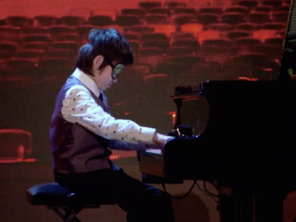 Cậu bé 8 tuổi bịt mắt chơi piano khiến khán giả nể phục