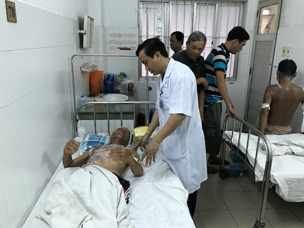 Châm cồn nướng tôm ở đám cưới, 8 người bị bỏng nặng