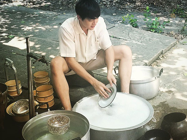 Cười đau ruột với tâm sự anh trai "được mẹ nhặt về từ bãi rác", suốt ngày phải rửa bát, quét nhà thay em gái
