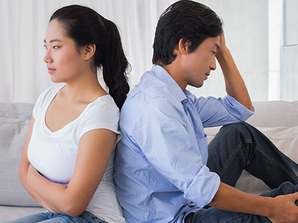 Giận tái mặt vì chồng có "tính đàn bà"