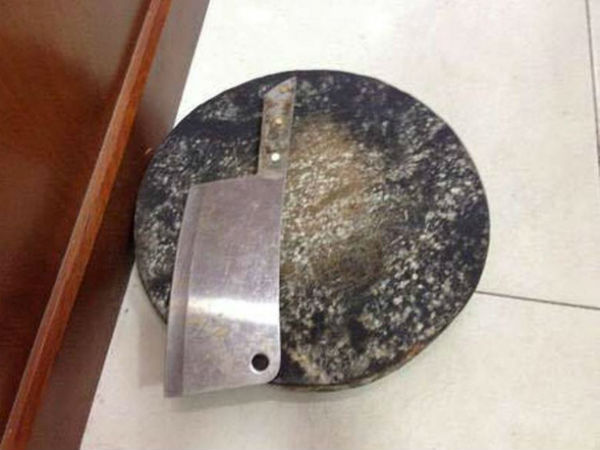 Hà Nội: Dao thớt từ chung cư Linh Đàm rơi thẳng xuống đất, suýt trúng đầu người dân