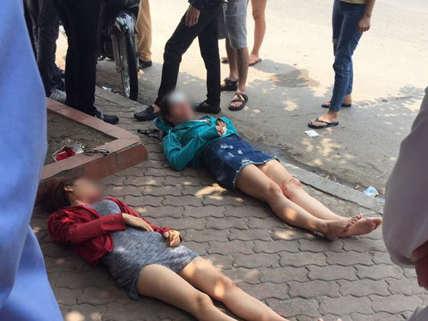 Hà Nội: Đi bộ sang đường, hai cô gái trẻ bị xe máy đâm ngã bất tỉnh