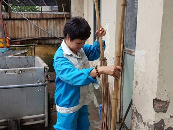 "Lần sau mẹ đừng mặc quần áo lao công đến đón con"