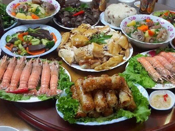 Mâm cỗ cúng "cô hồn" 5 triệu, chị em công sở xuống tiền ngay