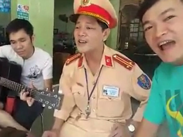 Sau phạt tốc độ, CSGT có "hành động lạ" cùng người vi phạm