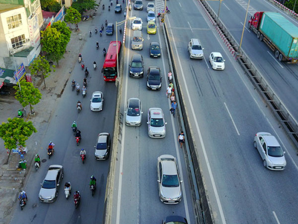 Xe khách, xe ôm "đại náo" cao tốc trên cao ở Hà Nội