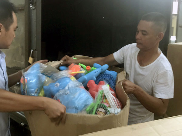 Bắt xe tải “nhồi” đầy đồ chơi trẻ em không rõ nguồn gốc