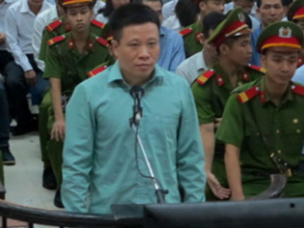 Các đại gia mua bán ngân hàng lòng vòng bằng "tiền ảo"