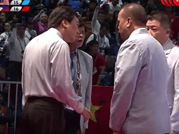 Chấn động SEA Games: Trọng tài "đè ngửa" máy tính dâng HCV cho chủ nhà