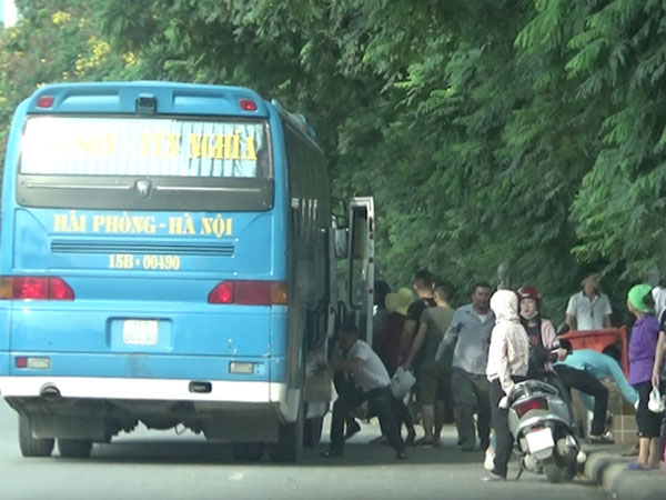 Hà Nội : Xe khách ngang nhiên lập "đại bản doanh” bắt khách trên đại lộ Thăng Long