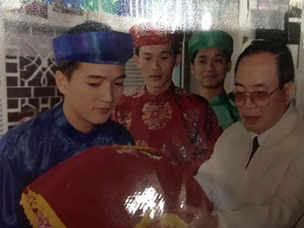 Hé lộ ảnh Đàm Vĩnh Hưng đi bê tráp cùng Hoài Linh thời cả hai còn "ngố tàu"