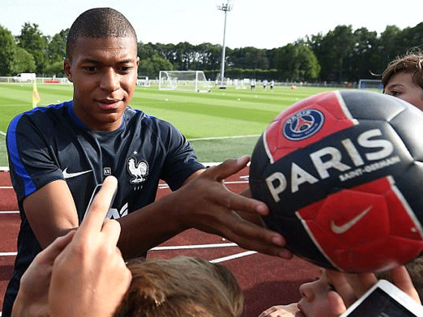 Mbappe hoàn thành kiểm tra y tế ở PSG