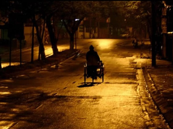 Người đàn ông bế con trong đêm khiến nữ lao công rụng rời