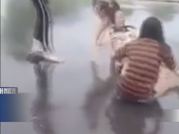 Thiếu nữ bị đánh hội đồng, lột đồ giữa mưa là do mâu thuẫn tình cảm