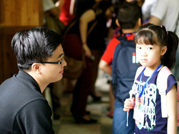 Thư bố gửi con gái vào lớp 1: “Học ít thôi, chơi là chính” khiến người đọc bật cười