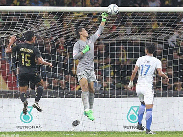 Thủ môn đấm bóng vào lưới nhà, Malaysia nhìn Thái Lan vô địch SEA Games