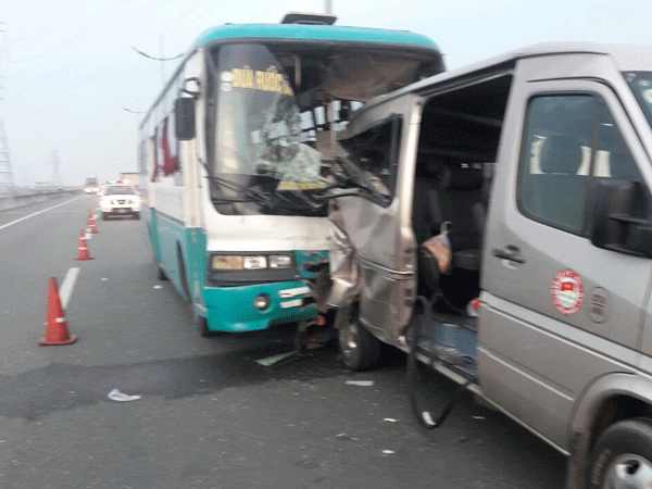 Tông xe trên cao tốc TP.HCM-Trung Lương, 7 người chết và bị thương