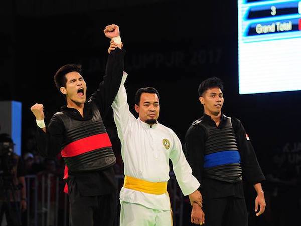 Trong vòng 15 phút, pencak Silat lập "cú đúp vàng"