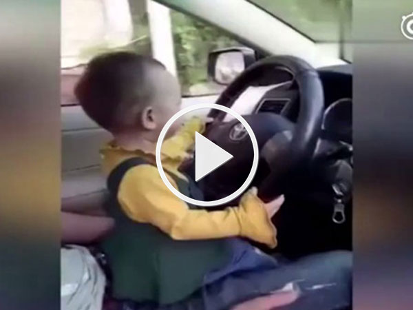 Video: Bé gái hơn 1 tuổi được cha mẹ dạy lái xe ôtô
