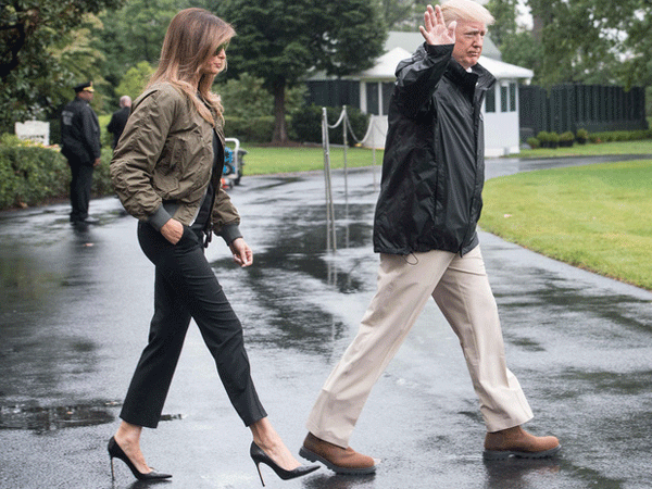 Bà Melania Trump hứng chỉ trích vì đi giày cao gót thăm vùng bão