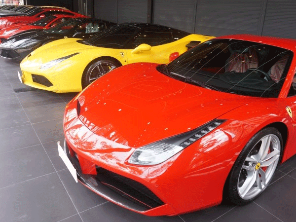 Dàn “xế hộp” trăm tỷ tại showroom xe khủng Sài Gòn
