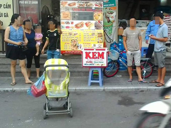 Hà Nội: Cư dân HH Linh Đàm lại 'hết hồn' khi chiếc cốc thủy tinh rơi xuống, suýt trúng đầu 2 mẹ con
