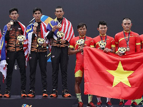 Muôn kiểu "trò hề" vơ vét huy chương của chủ nhà Malaysia